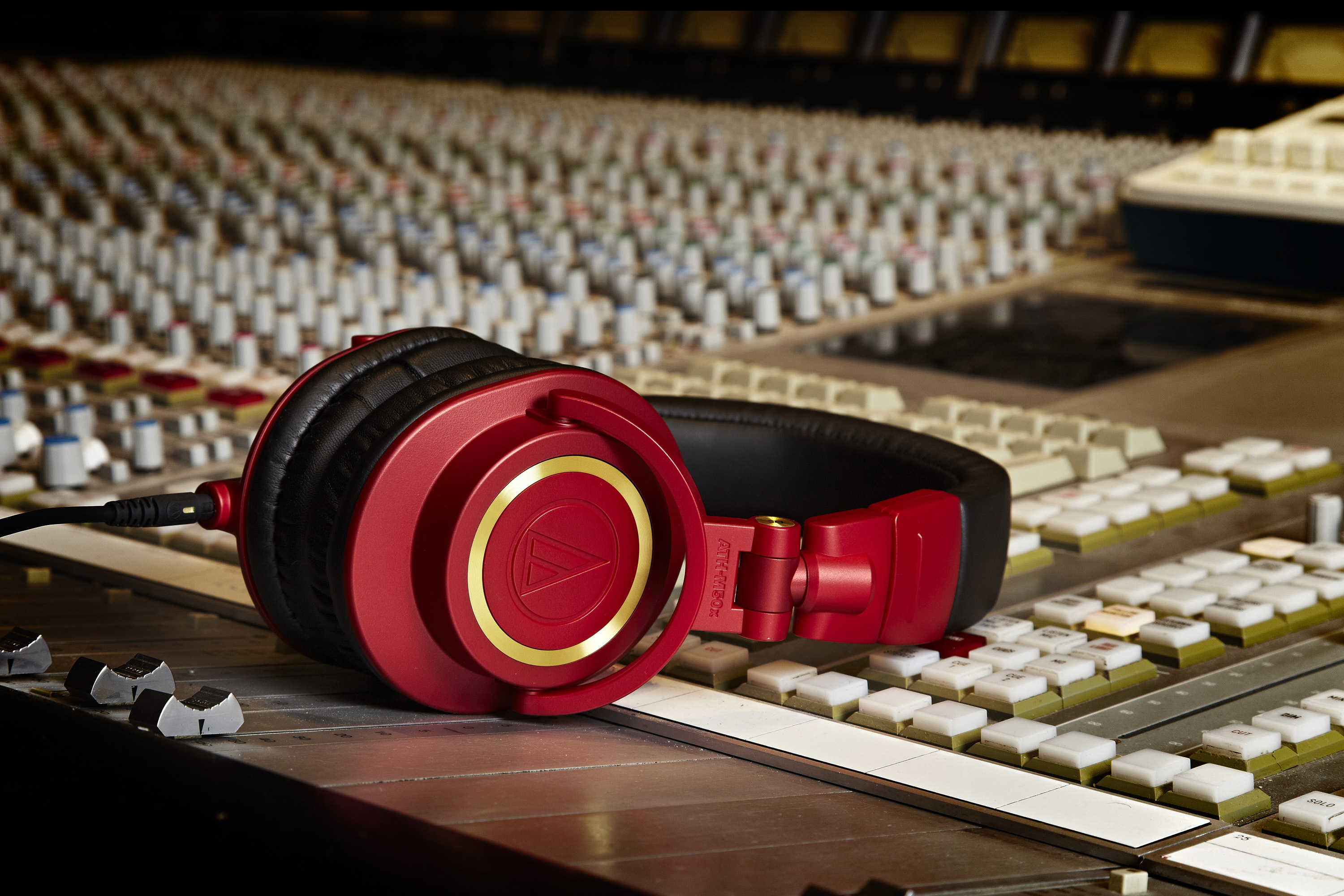 symbol akavet renæssance Audio-Technica unveils limited edition M50x studio headphones in red