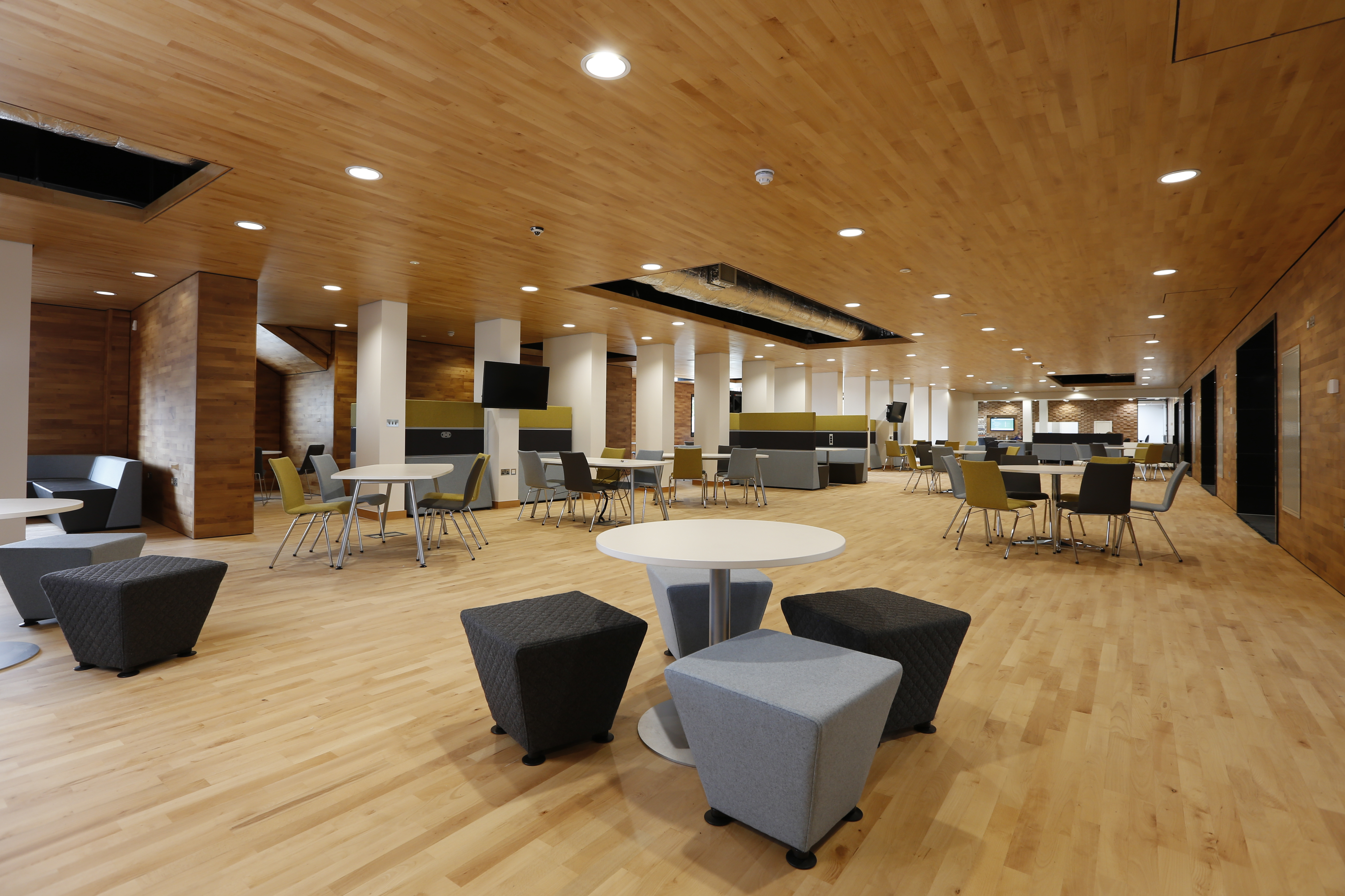 University of hertfordshire. Университет Хартфордшира Великобритания. Кампус университета Хартфордшира. Хартфордширский университет. Кампус университет Хартфордшир.