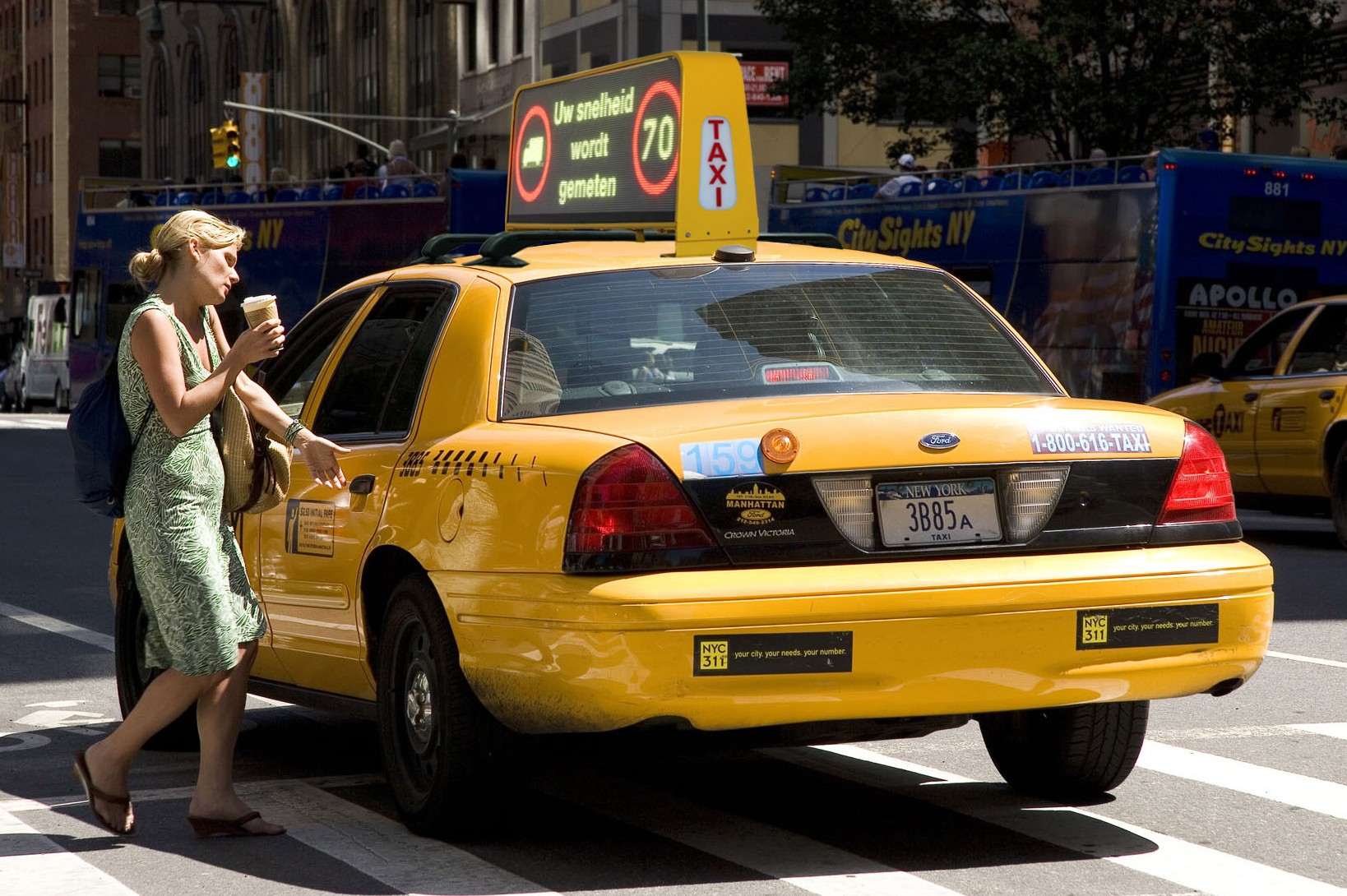 Негритянка такси. Такси. Машина "такси". Девушка в такси. Женщина водитель такси.