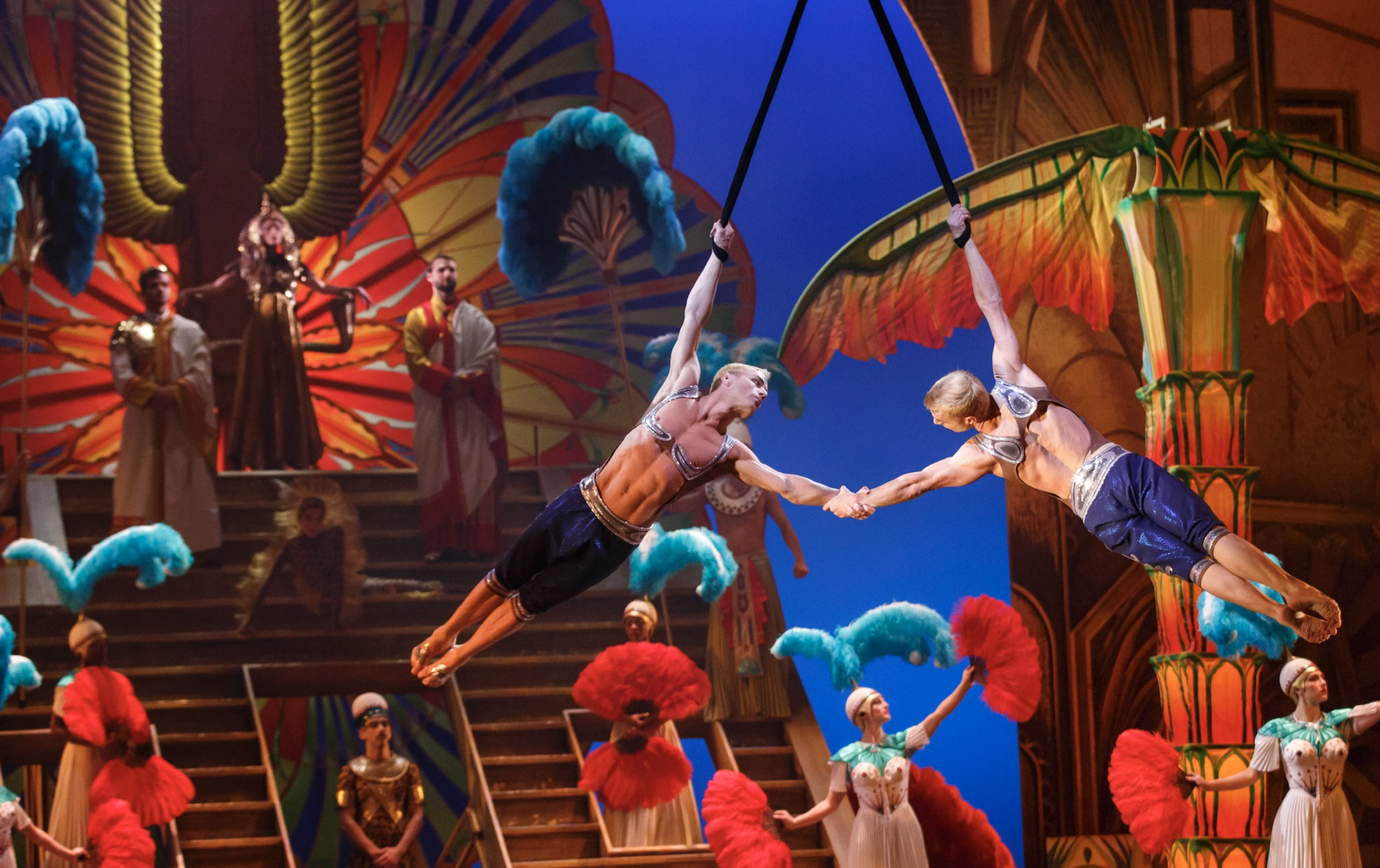 Люди в цирке. В цирке представление. Шоу одиссей цирковое одиссей. Цифровой цирк как зовут. Клоун королевского цирка.