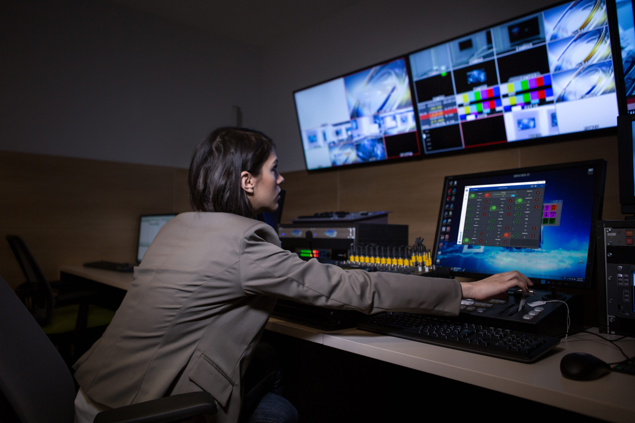 Телевизор компьютер. Ноутбук телевизионный телевизор. Передача видео с телевизора на компьютер. Телевизор ноутбук гости. Телевизор телевидение.