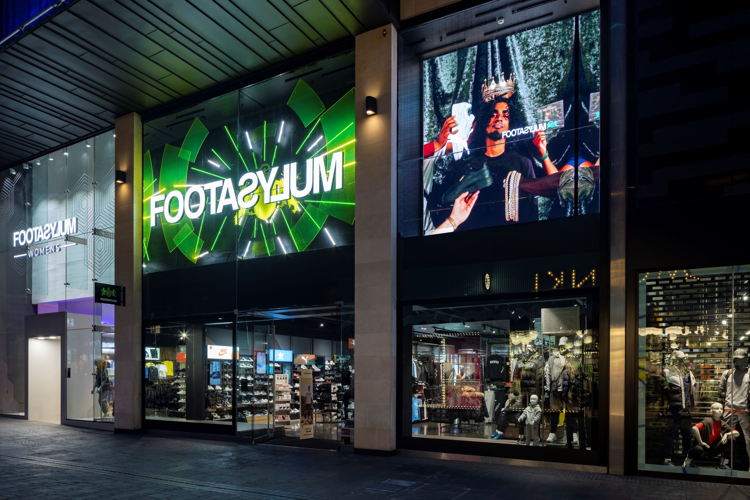UX Global installs Philips LED displays in Bristol store - Installation